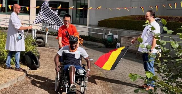 Soignant et patient en chaise roulante en course de relais