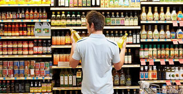 Homme devant rayon huiles - Alimentation et AVC - Clinique Neurovasculaire et Cardiovasculaire - Hôpital Universitaire de Bruxelles