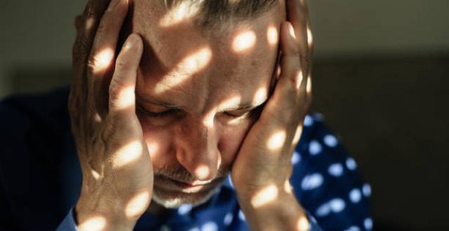 Homme tête entre les mains, détresse - Troubles de la parole et du langage après un AVC Hôpital universitaire de Bruxelles