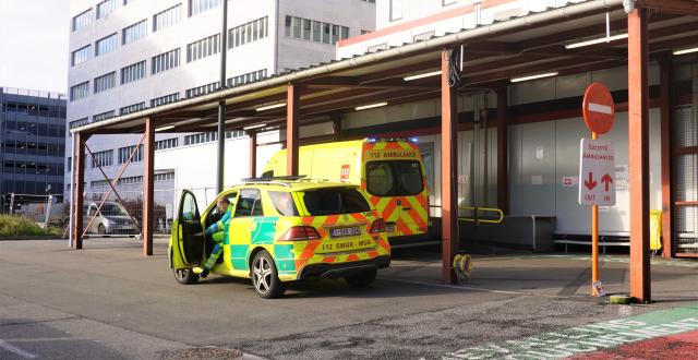 Accueil entrée service urgences hôpital erasme ambulances
