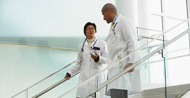 deux médecins discutent dans un escalier