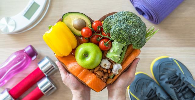 Obésité et AVC : la prévention pour éviter les récidives - Hôpital Erasme H.U.B - plateau avec fruits légumes, affaires de sports