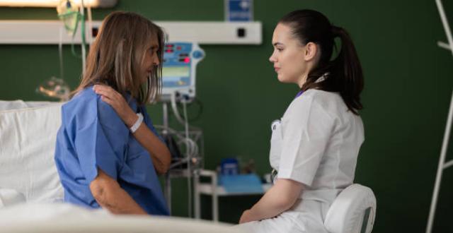 Stomie - Discussion infirmière avant opération - chambre hôpital - illustration Getty Images