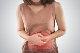 Femme qui a mal au ventre - Clinique des Maladies Inflammatoires Chroniques de l'Intestin - Hôpital Universitaire de Bruxelles