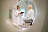 Neurologue et patient discutent devant un appareil d'imagerie